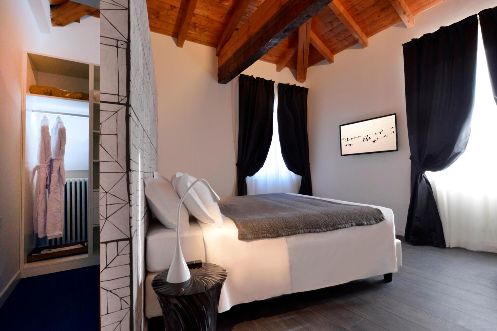 Phi Hotel Bologna Apartments Екстер'єр фото